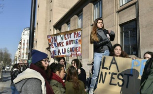 Des lycéens préparent la manifestation et bloquent l'entrée du lycée Hélène Boucher à Paris le 17 mars 2016