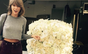 Taylor Swift reçoit des fleurs de Kanye West
