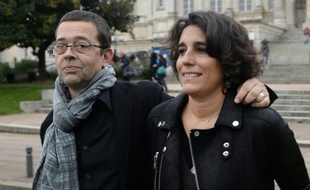 Nicolas Bonnemaison et sa femme Julie le 24 octobre 2015 devant le tribunal d'Angers