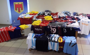 Les maillots de football contrefaits ont été saisis.