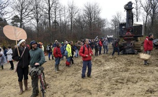 Des opposants au projet de Center Parcs de Roybon (Isère) occupent une maison forestière à proximité du chantier de défrichement, le 30 novembre