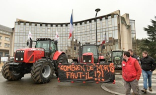 Les agriculteurs ont déployé une banderole "combien de morts faut-il", lors d'une manifestation contre la baisse des prix des produits agricoles, à Chartres, le 2 février 2016