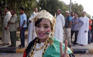 Une jeune Libyenne devant la file d'attente de ceux qui viennent voir le corps de Mouammar Kadhafi, le 21 octobre 2011, à Misrata.