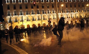 Des heurts ont opposé un groupe de manifestants à la police mardi soir à Athènes devant le parlement réuni pour le vote d'un nouveau budget d'austérité en 2012, demandé par les créanciers du pays afin de maintenir leur soutien financier à la Grèce.