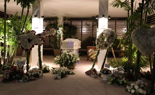 Johnny Hallyday sera ensuite inhumé dans l’intimité lundi au cimetière marin de Lorient sur l'île de Saint Barth