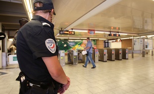 Une policière dans le métro à Marseille