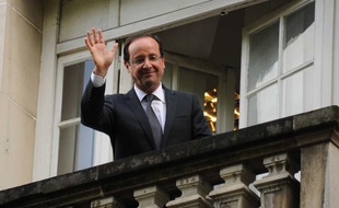 François Hollande au balcon de son QG à Paris, le 7 mai 2012.