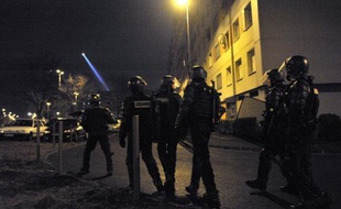 "Il faut que justice soit faite". Dans le quartier sensible de La Gauthière, à Clermont-Ferrand, les proches de Wissam El-Yamni témoignaient mardi de leur douleur au lendemain de sa mort après une interpellation controversée, sollicitant les dons des habitants pour soutenir sa famille.