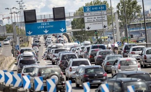 Le trafic routier était très chargé vers la vallée du Rhône samedi matin avec 62 km de bouchons cumulés pour ce nouveau chassé-croisé des vacances scolaires lors d'une journée classée rouge dans le sens des départs, a annoncé le Centre national d'information routière (Cnir).