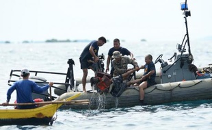 Les secours aux Philippines poursuivent leurs opérations dimanche matin dans une mer agitée pour retrouver les 170 personnes portées disparues après le naufrage d'un ferry au centre de l'archipel, estimant qu'un miracle était toujours possible.