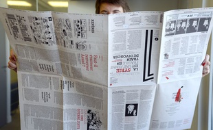 Une lectrice de l'hebdomadaire «Le 1», lancé le 9 avril 2014 par Eric Fottorino, ex-directeur du «Monde».
