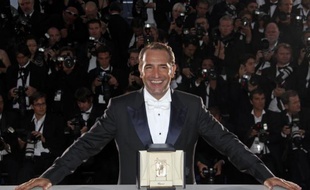 Jean Dujardin avec son prix de meilleure interprétation masculine (dans le film «The Artist») à Cannes, le 22 mai 2011