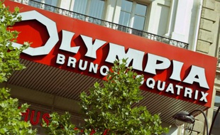 Photo, prise le 11 juillet 2003 à Paris, de la devanture de la salle de spectacle de l'Olympia