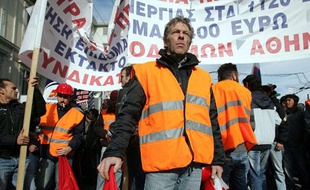 Des ouvriers du bâtiments participent à une manifestation en compagnie d'enseignants et de personnel médical à Athènes, en Grèce, le 17 décembre 2009.