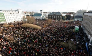 Plus de 10.000 personnes ont réclamé la démission du Premier ministre islandais le 4 avril 2016, après les révélations des «Panama Papers».