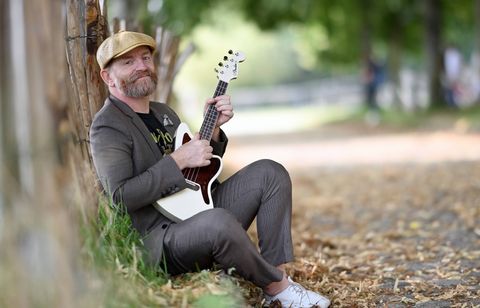 Le chanteur de Dionysos chute en plein concert, la tournée compromise