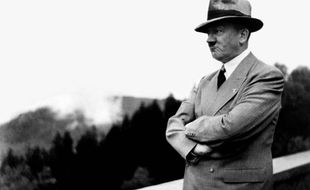 Adolf Hitler, portant un chapeau (illustration).