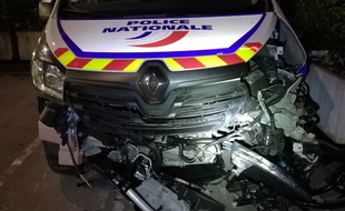 Le fourgon des policiers a été percuté par un chauffard en Porshe Cayenne.