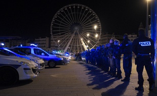 Une centaine de policiers réunis au Vieux-Port de Marseille, le 19 octobre 2016.