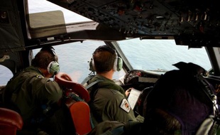 Un avion de la marine australienne survole l'Océan Indien le 25 mars 2014 à basse altitude