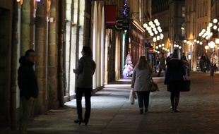 Illustration d'une rue de Rennes la nuit.
