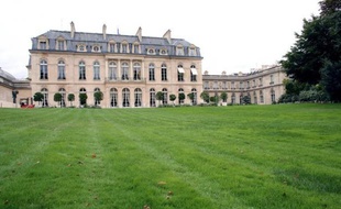 Il faut dire que le jardin de l'Elysée, jadis à la Française avant d'être transformé à la fin du XVIIIème siècle en parc à l'anglaise, étonne par ses amples perspectives.