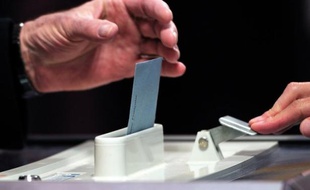 Les électeurs devront faire preuve de vigilance pour ne pas se tromper de bulletin au premier tour des législatives dans la 1ère circonscription du Lot, où la députée PRG sortante sera confrontée à une candidate du mouvement souverainiste DLR dotée du même patronyme.