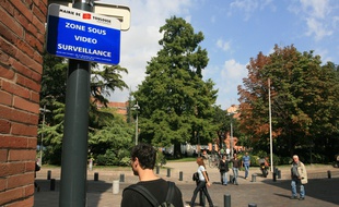 Installation cameras video surveillance place wilson par la Mairie de Toulouse. Zone sur surveillance video.