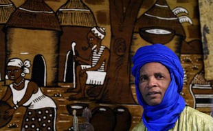 Un homme fait la promotion du Mali au salon ITB de Berlin le 5 mars 2015