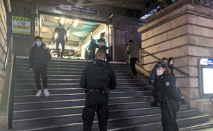 Des policiers lors d'une opération de contrôle des attestations de déplacement dérogatoire, devant le métro Barbès