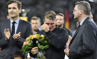 Bastian Schweinsteiger en larmes de l'hommage qui lui est rendu pour sa dernière sélection avec l'Allemagne, le 31 août 2016.