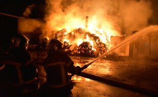 Incendie au centre équestre de la Vaillantière à la Chapelle-sur-Erdre près de Nantes.