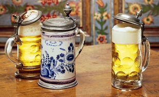 Chopes de bière alsaciennes. (Illustration)