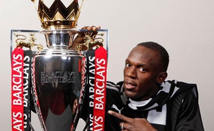 Usain Bolt, fan de Manchester United, pose avec le trophée de la Premier League, le 15 mai 2009.