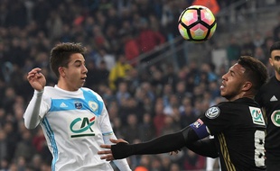 Maxime Lopez au duel avec Corentin Tolisso le 31 janvier 2017.
