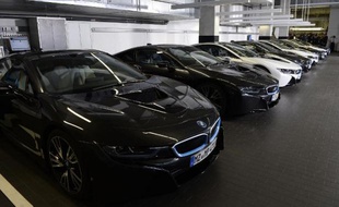 Des BMW dans le centre de livraison du constructeur, à Munich, le 5 juin 2014