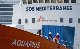 Les signataires de la tribune demandent une enquête parlementaire sur SOS Méditerranée et la mise sous séquestre de son navire l'Aquarius.