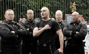 Les Jeunesses nationalistes révolutionnaires (JNR) menées par Serge Ayoub (au centre), lors d'un rassemblement, le 8 mai 2011.