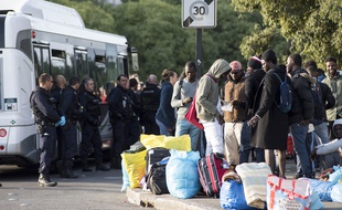 Des migrants du square Daviais juste avant leur transfert en bus, le 20 septembre 2018.