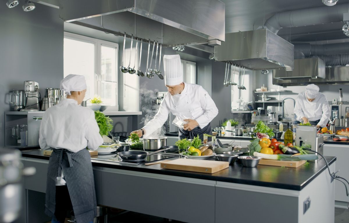 En manque de bras, le secteur de la restauration fait du pied aux jeunes