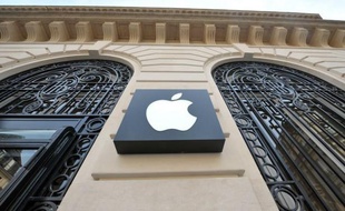 Soixante-quinze salariés d'eBizcuss, le plus gros distributeur d'Apple en France placé en liquidation judiciaire, ont déposé plainte contre le géant américain mardi au conseil des prud'hommes de Paris, a annoncé à l'AFP le collectif de défense des salariés revendeurs.