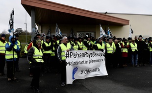 Des membres des "Artisans de la paix" ont manifesté devant la prison de Reau en Ile-de-France pour demander la fin du régimes d'exception des prisonniers basques, notamment l'éloignement systématique des détenus.