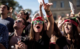 (FILES) This file photo taken on September 24, 2016 shows people dancing during the techno parade in Paris. (Photo by PHILIPPE LOPEZ / AFP)
