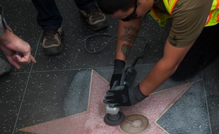 L'étoile de Bill Cosby sur le Walk of Fame en plein nettoyage