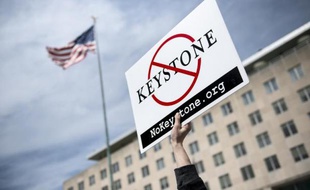 Un opposant au projet de l'oléoduc Keystone XL, tient une pancarte lors d'une manifestation le 7 mars 2014 à Washington