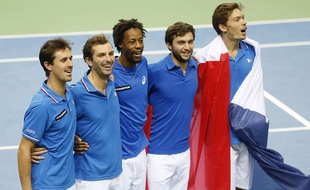 L'équipe de France de Coupe Davis fête sa qualification contre l'Allemagne le 7 mars 2015.