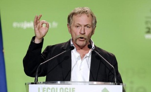 José Bové, visé par une plainte d'une association de protection des animaux sauvages après avoir recommandé de "tirer sur les loups" en cas d'attaque de troupeau, a estimé mercredi que les éleveurs devaient être "au coeur" de la concertation promise par la ministre de l'Ecologie.