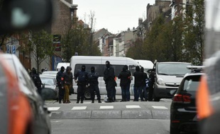 Des officiers de police lors d'une opération dans le quartier de Molenbeek à Bruxelles le 16 novembre 2015