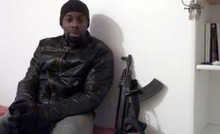 Capture d'écran réalisée le 11 janvier 2015 d'une video diffusée sur des réseaux sociaux islamistes censée montrer Amédy Coulibaly, le preneur d'otages du supermarché Hyper Cacher