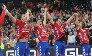 La Serbie est devenue le premier qualifié pour les demi-finales de l'Euro de handball en éliminant la Suède lundi à Belgrade.